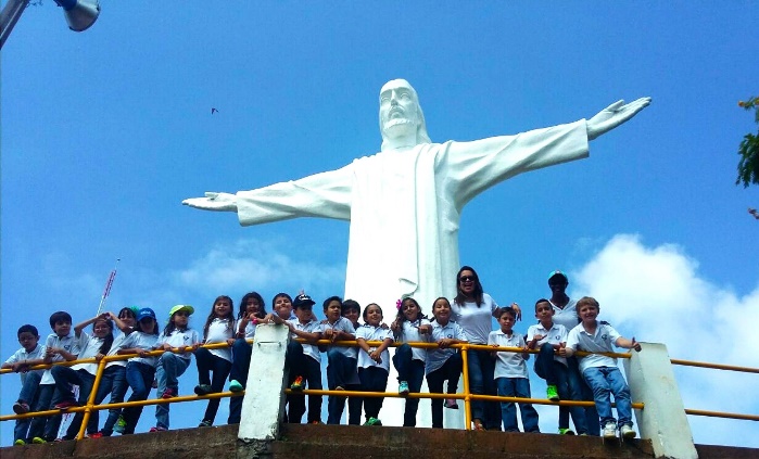Estudiantes frente al monumento Cristo Rey en Cali